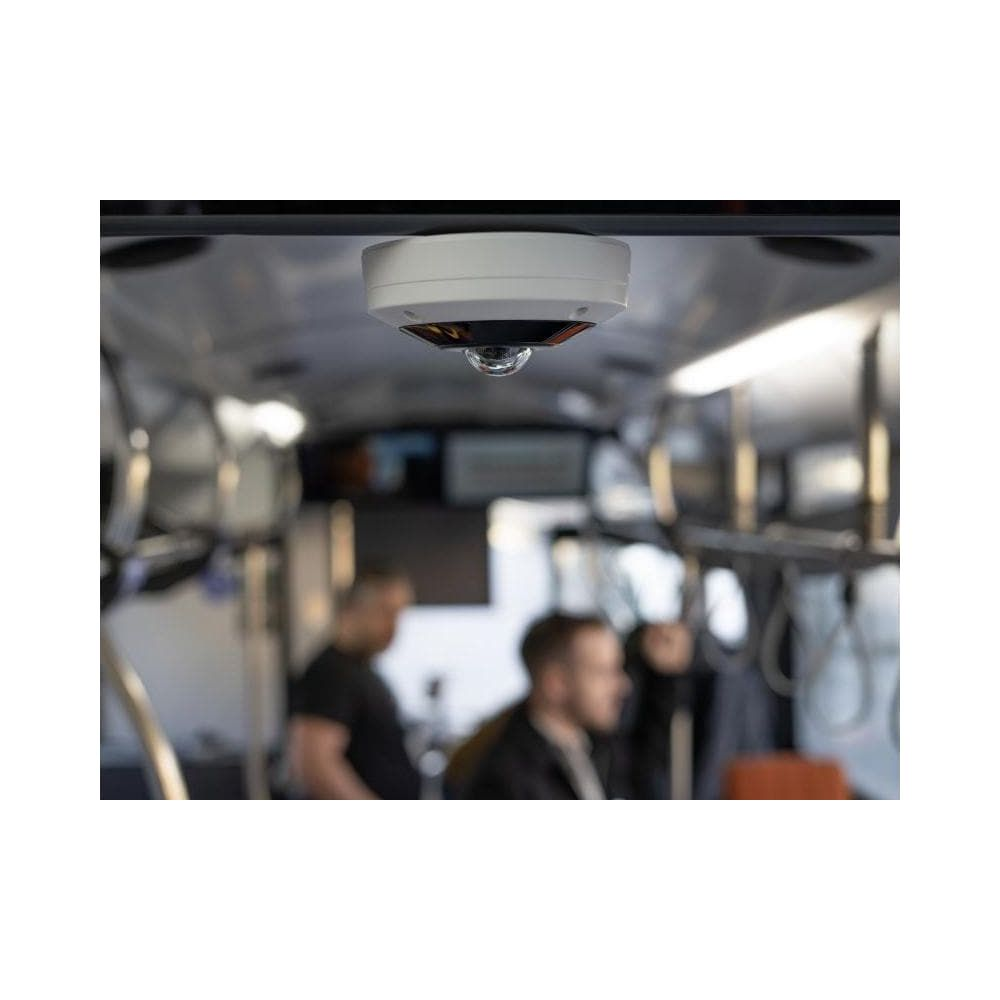 Kamera bezpieczeństwa zamontowana na suficie autobusu.