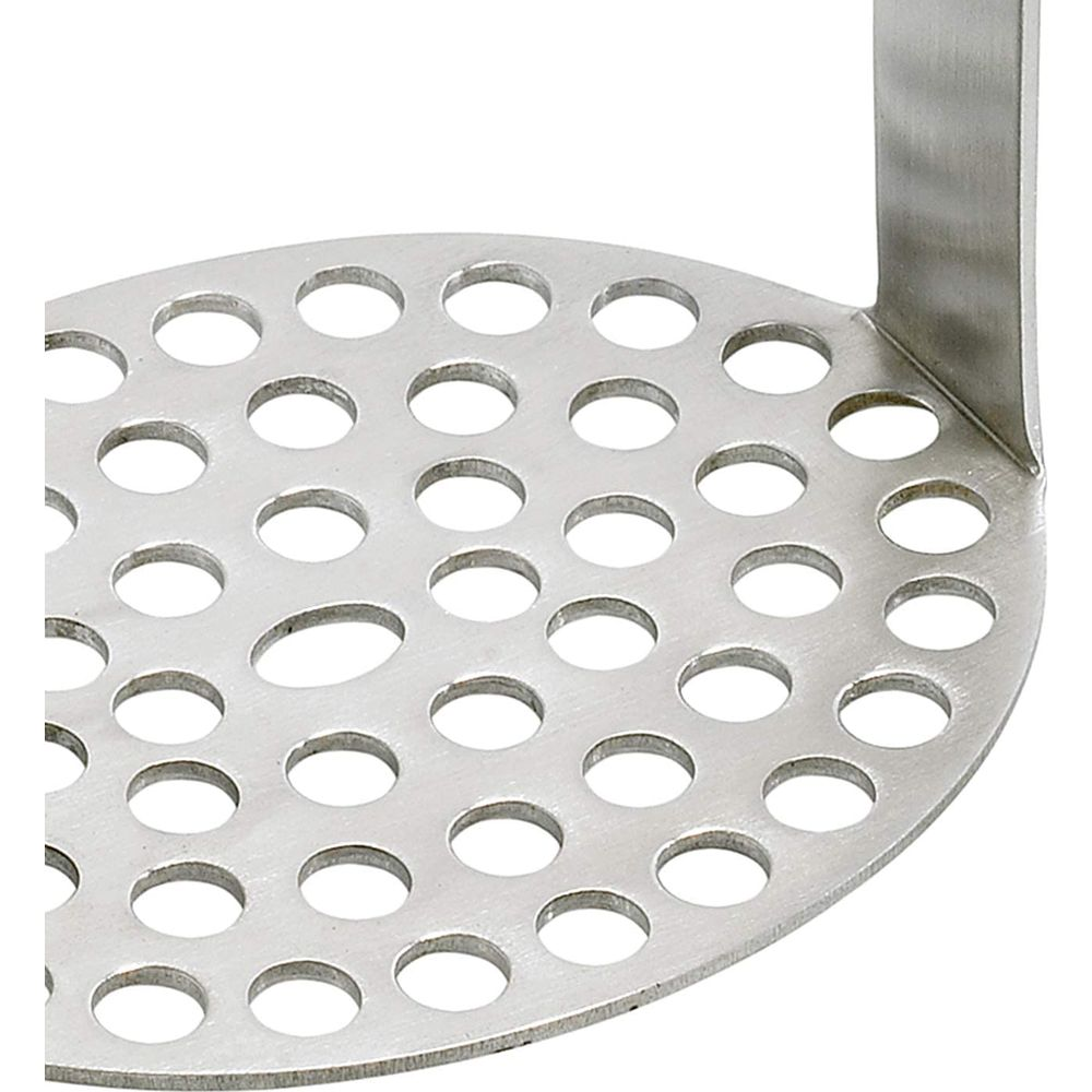 Zbliżenie metalowej praski do ziemniaków z perforowaną płytką i wieloma okrągłymi otworami.
