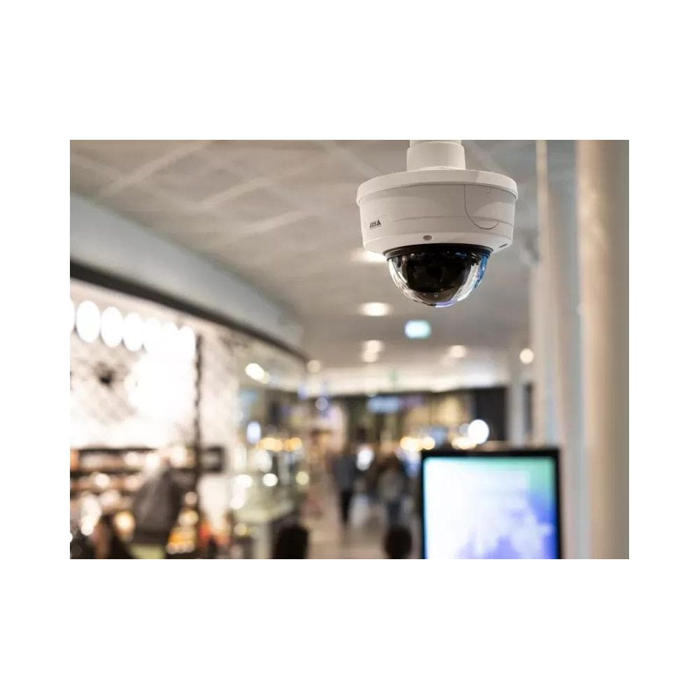Una telecamera di sicurezza pende dal soffitto in un centro commerciale.