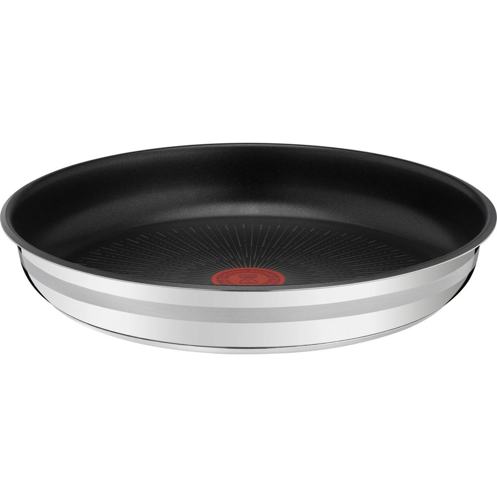 Une poêle noire avec un bord argenté et un logo rouge.