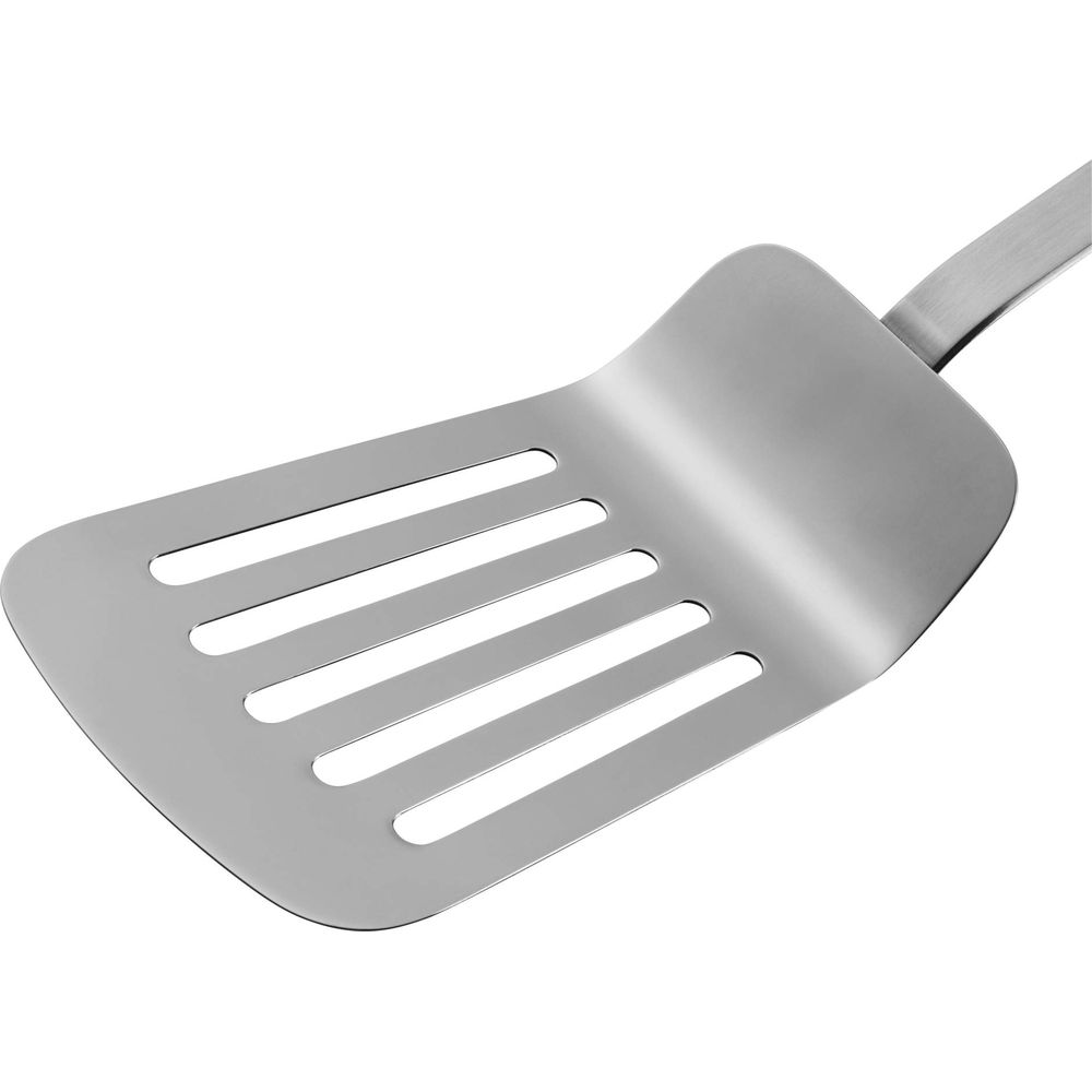 Gümüş renkli, delikli spatula, yakın çekim.