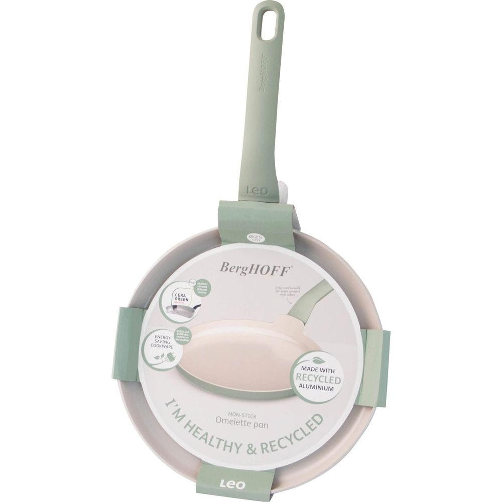 Een lichtgroene BergHOFF omeletpan met witte binnenkant en verpakking.