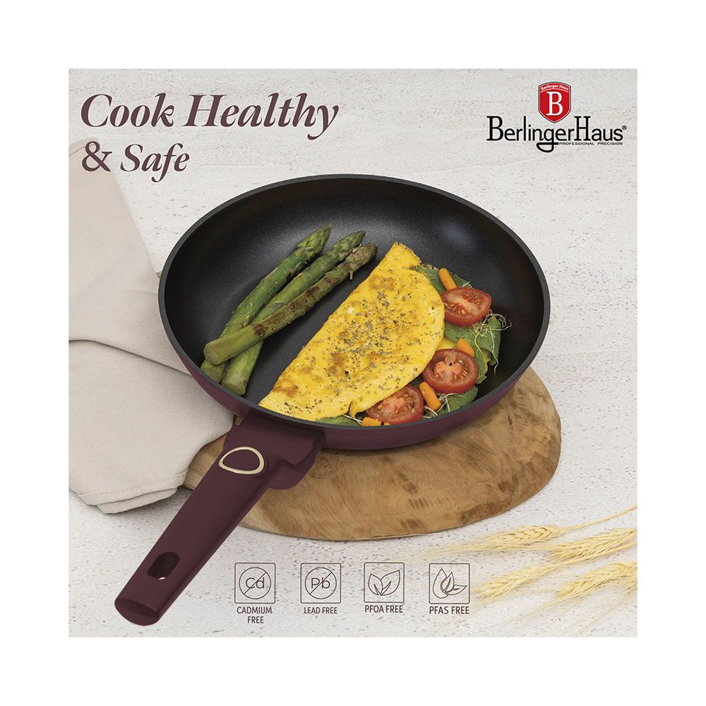 Une omelette avec des asperges et des tomates dans une poêle.