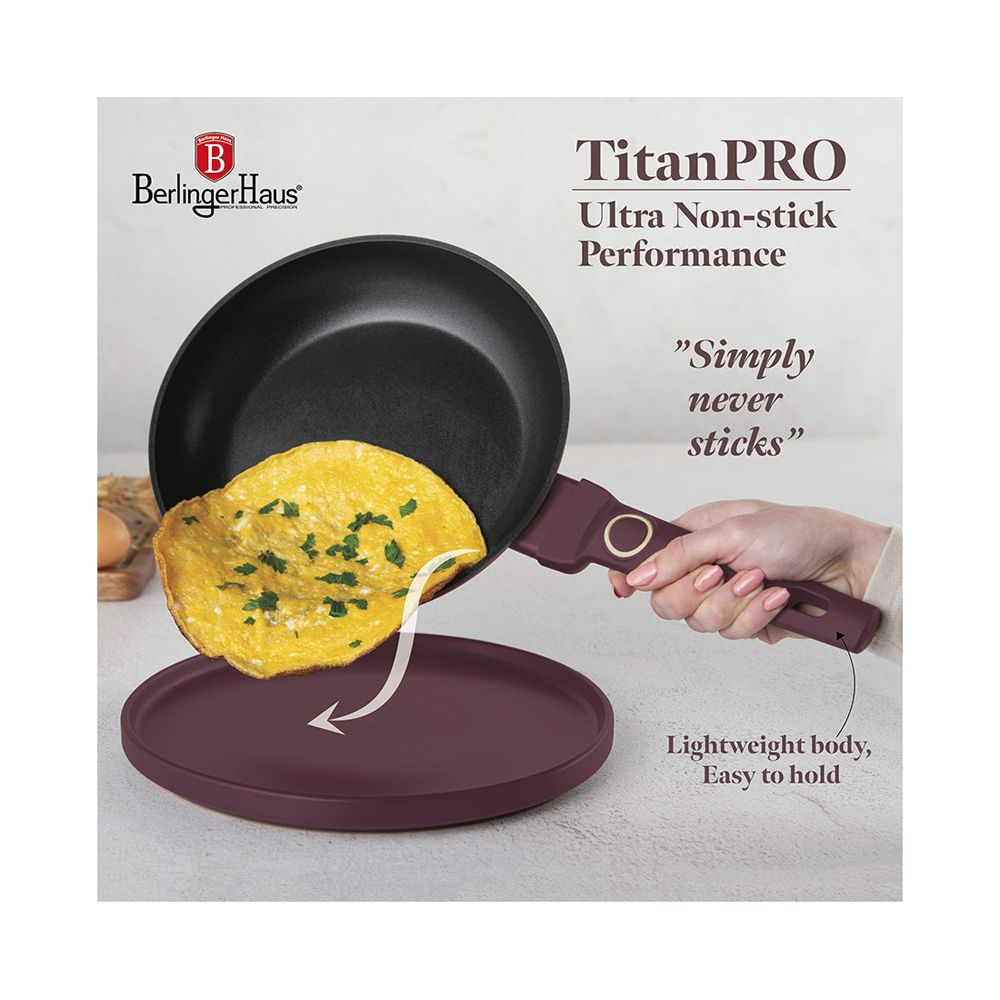 Une omelette glisse d'une poêle sur une assiette.