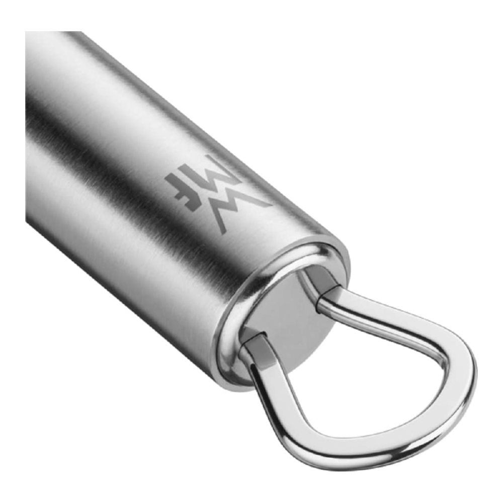 Nahaufnahme eines silbernen Metallgriffs mit einem eingravierten Logo und einer Schlaufe.