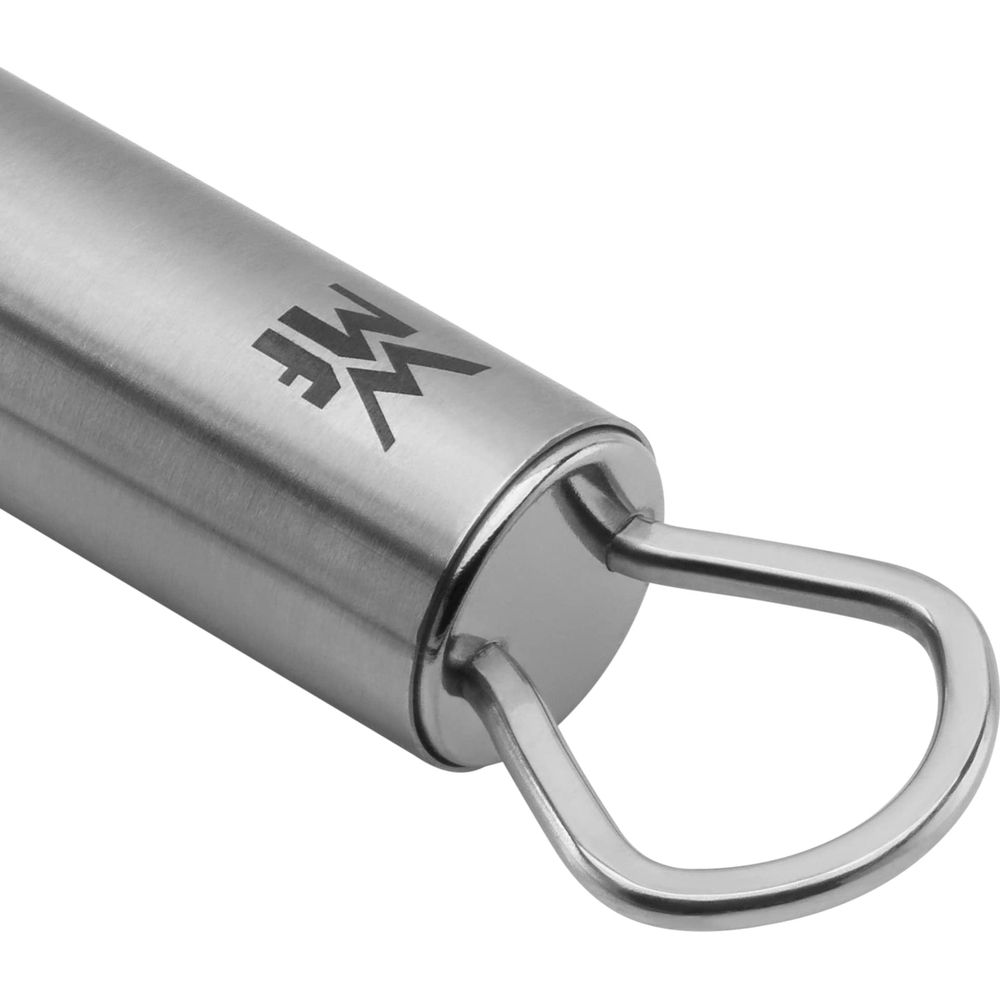 Nahaufnahme eines silbernen Küchenutensilienhandgriffs mit einem Haken und dem Logo.