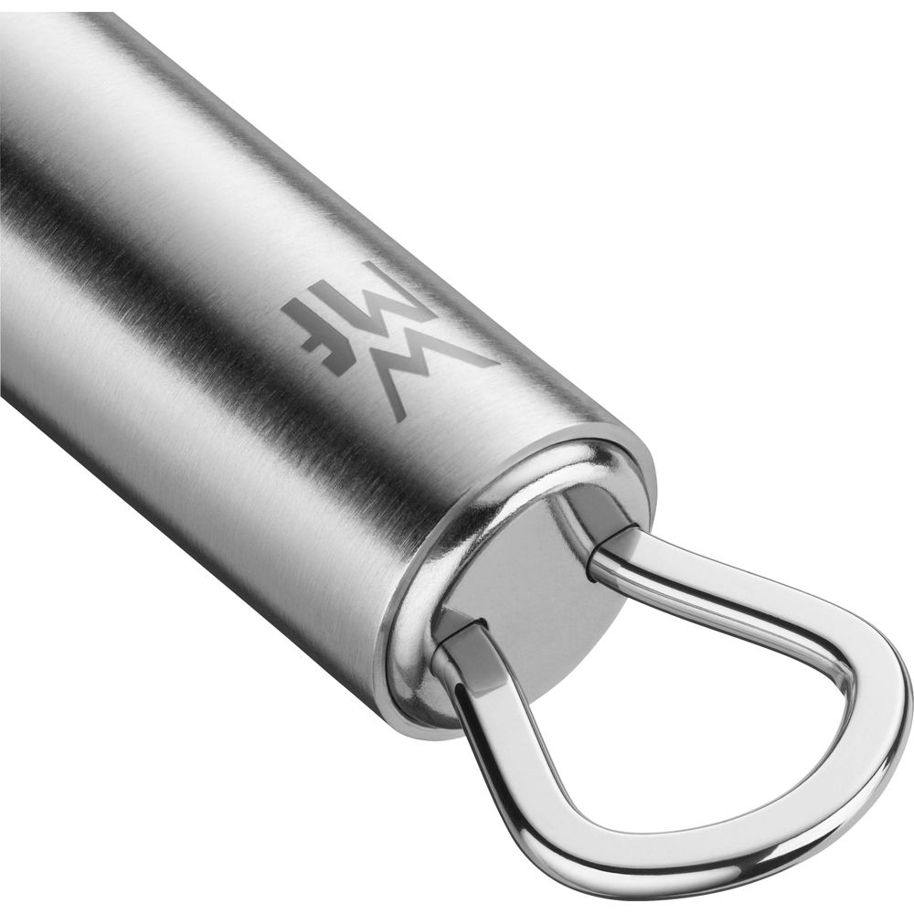 Zbliżenie srebrnej metalowej rączki z pętlą do zawieszenia. Wytrawione logo WMF.