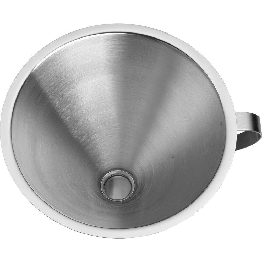 Beyaz arka planda kulplu gümüş metal huni.