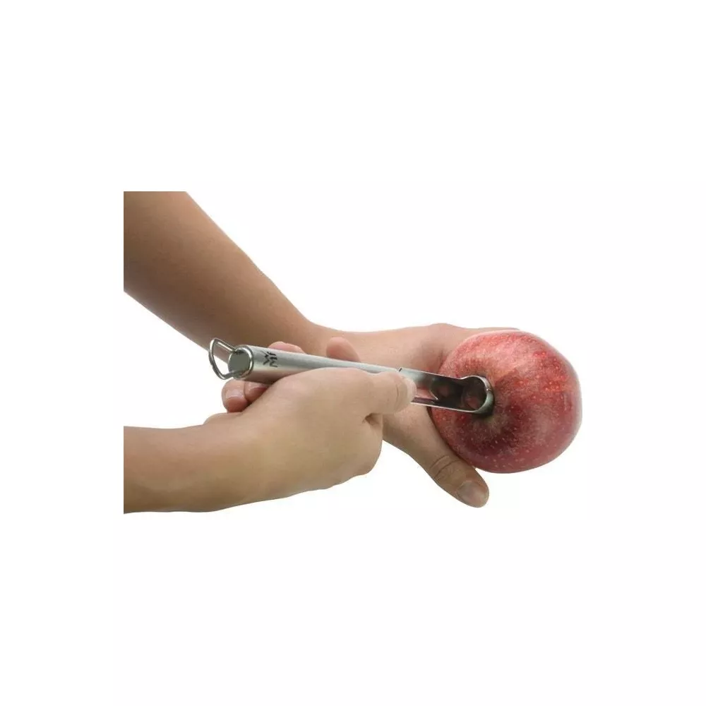 Hände benutzen einen Ausstecher, um einen roten Apfel zu entkernen.
