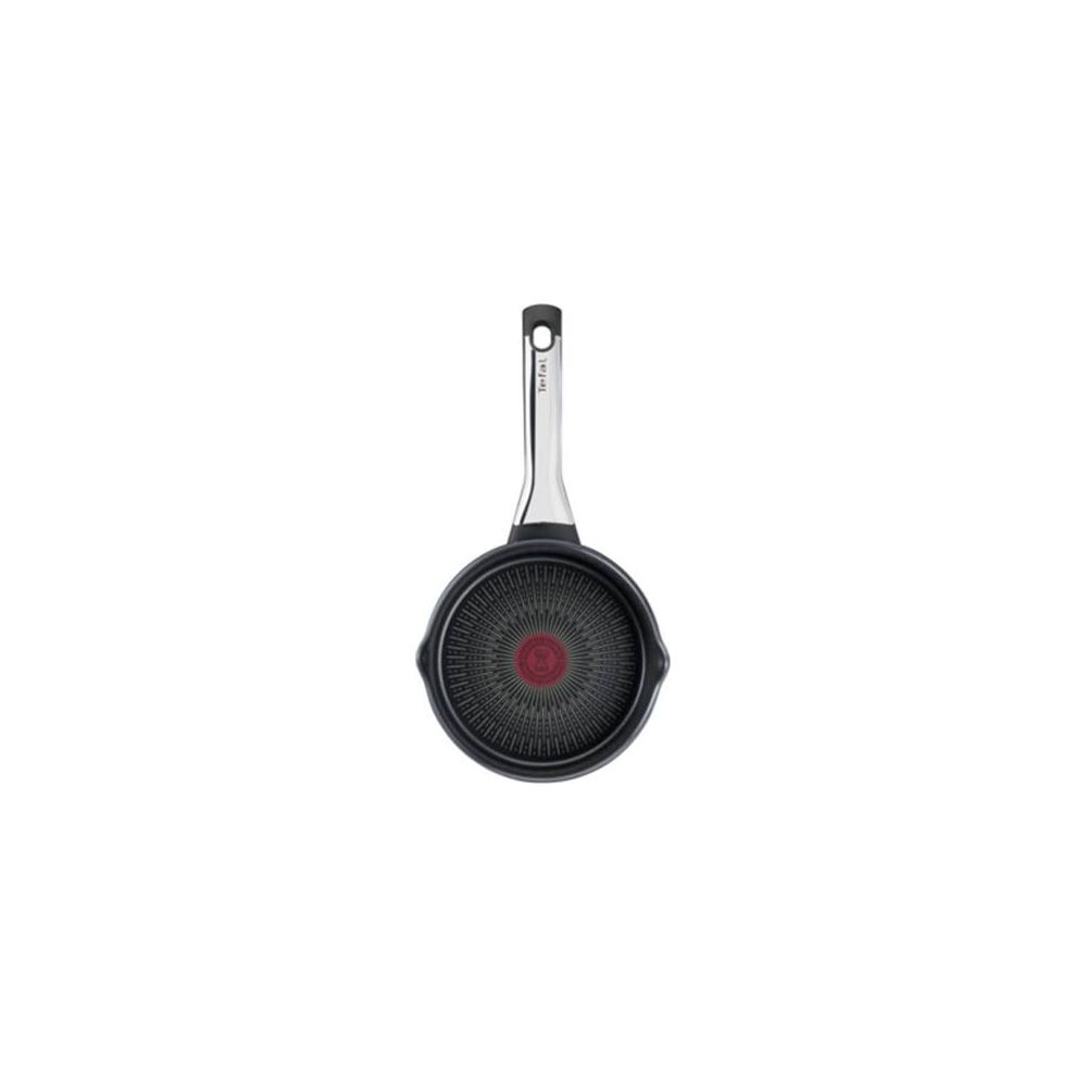 Poêle noire avec manche argenté, logo T-FAL sur le manche.