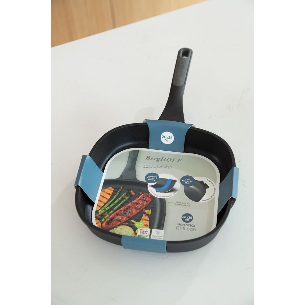 A black 26x26 cm BergHOFF grill pan with an image of cooked food.
