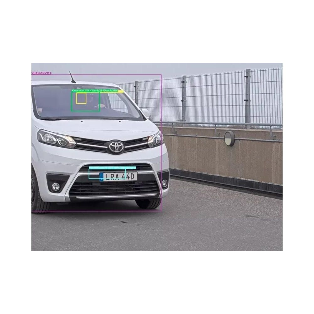 Ein weißer Van mit Kennzeichen LRA 44D steht auf Asphalt.