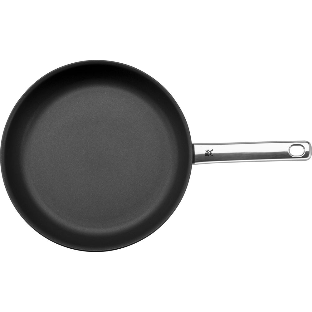 Une poêle noire avec un manche argenté et un logo.