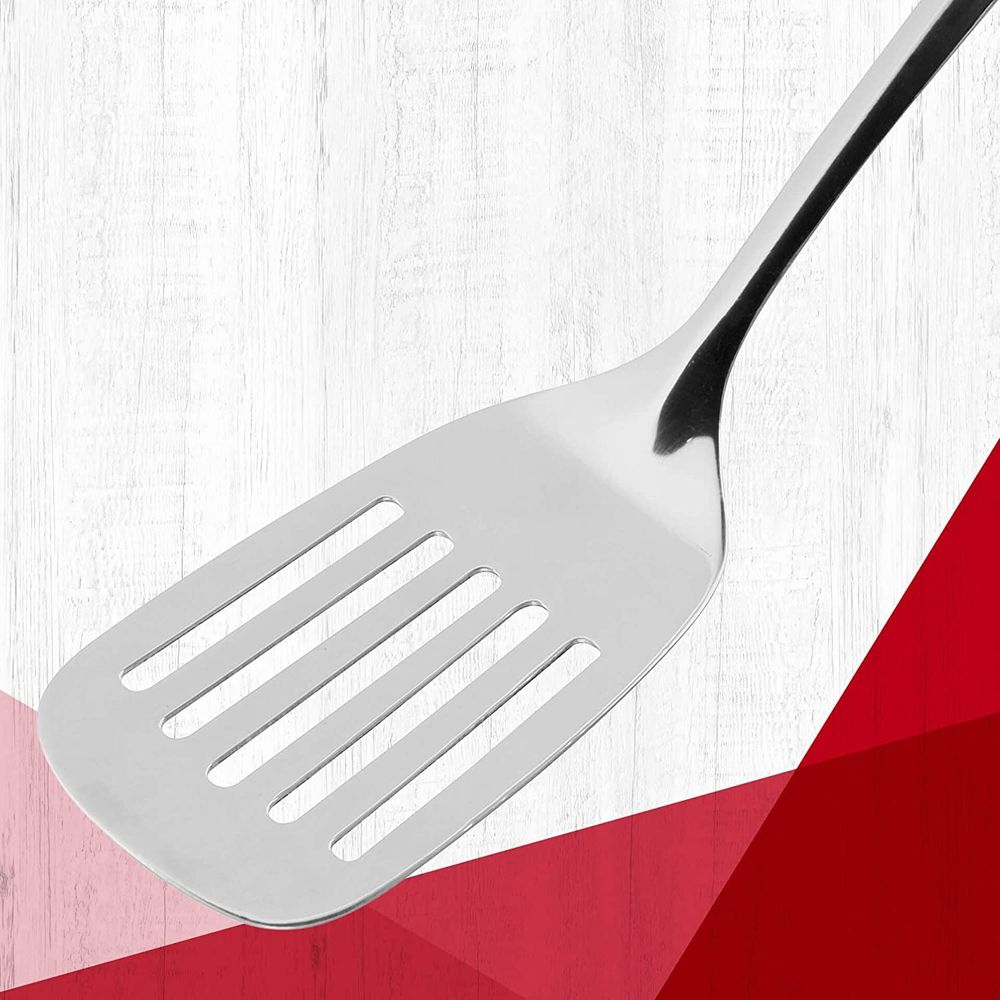 Un elegante utensile da cucina argentato con fessure su sfondo bianco.
