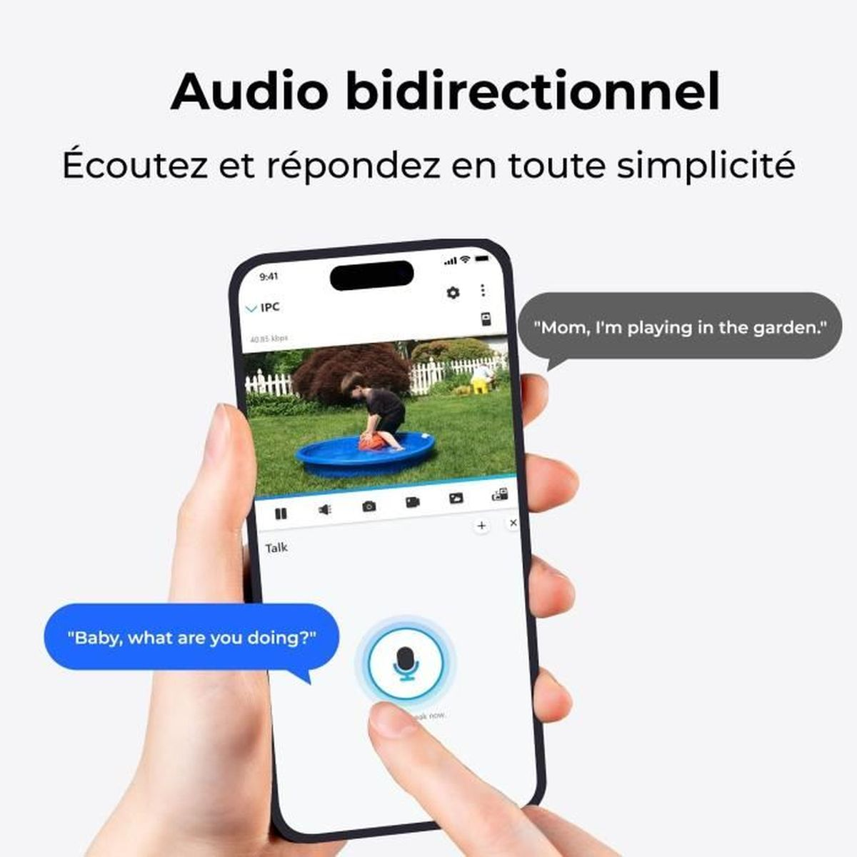 Dłoń trzyma smartfon z monitorem dziecka. Dziecko bawi się w ogrodzie. Dwie dymki.