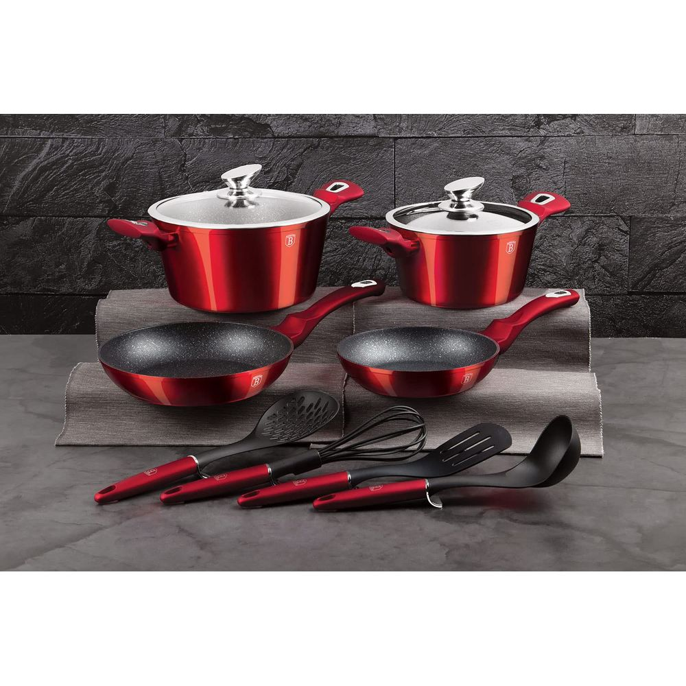 Juego de utensilios de cocina rojos con sartenes y ollas.