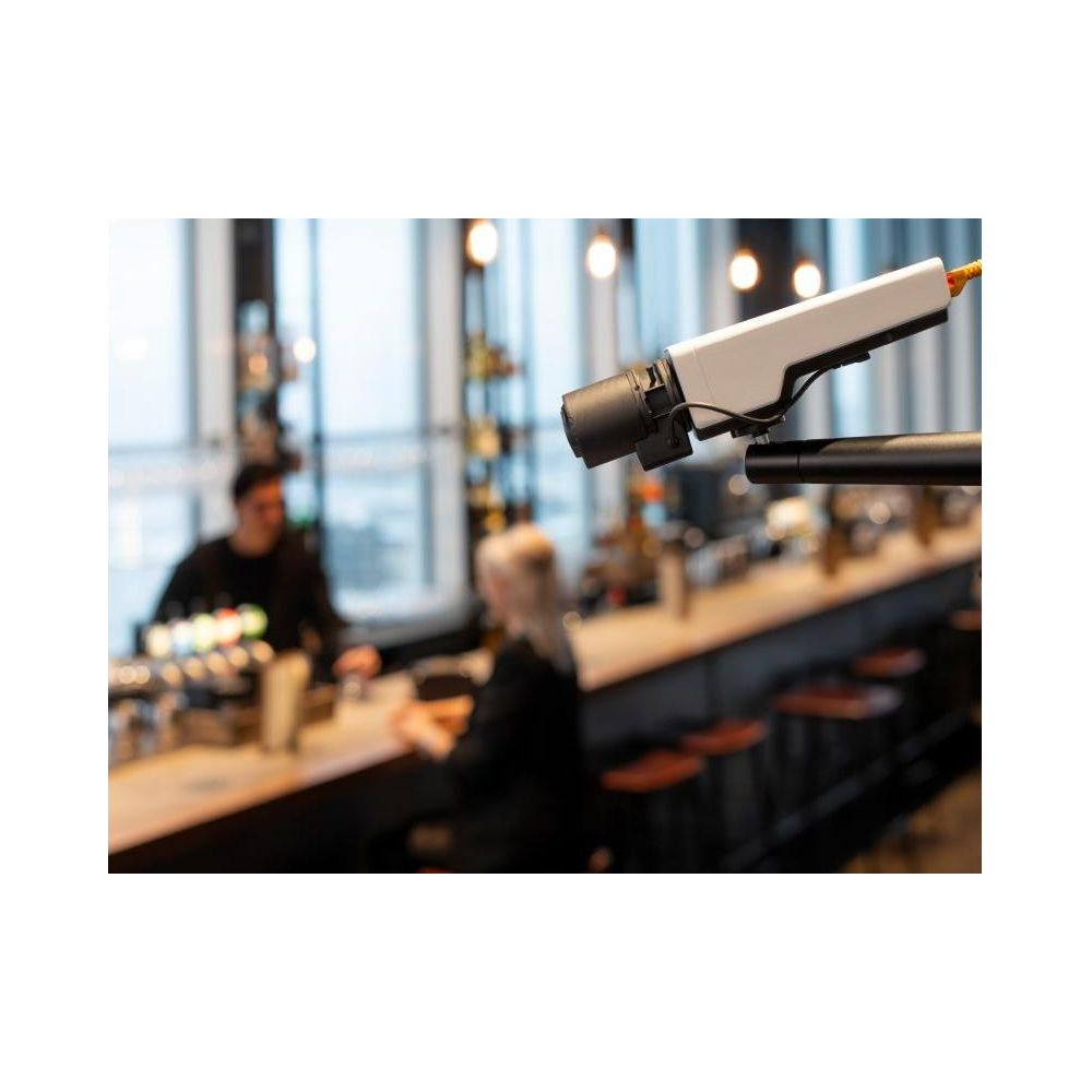 Kamera bezpieczeństwa nadzoruje bar z klientami.