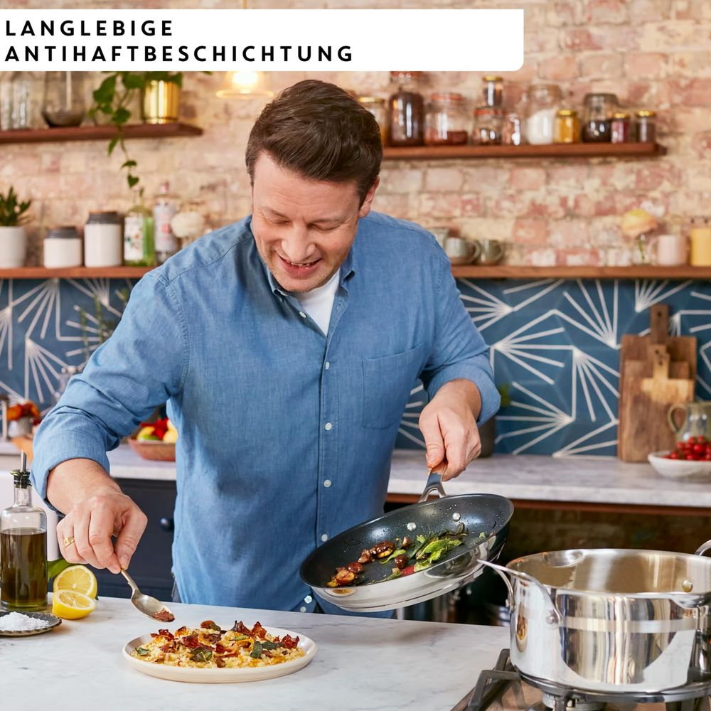 Un homme cuisine dans une cuisine, servant de la nourriture dans une assiette.