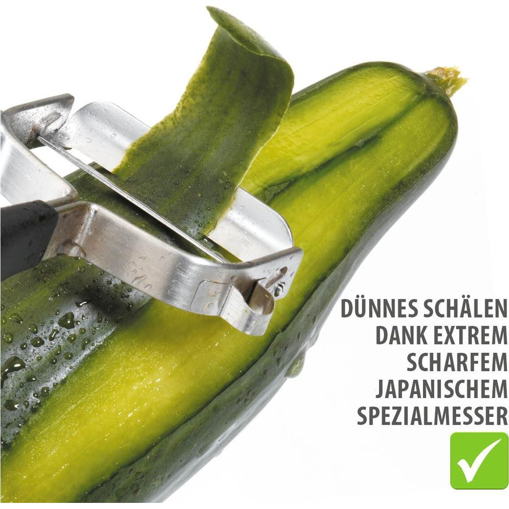 Ogórek jest obierany obieraczką, usuwając pasek skórki.