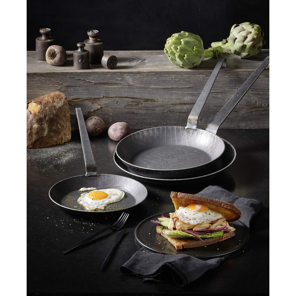 Ein Sandwich mit Spiegelei, gebratenes Ei in Pfanne, Brote, Rübchen, Artischocken, Gewichte.