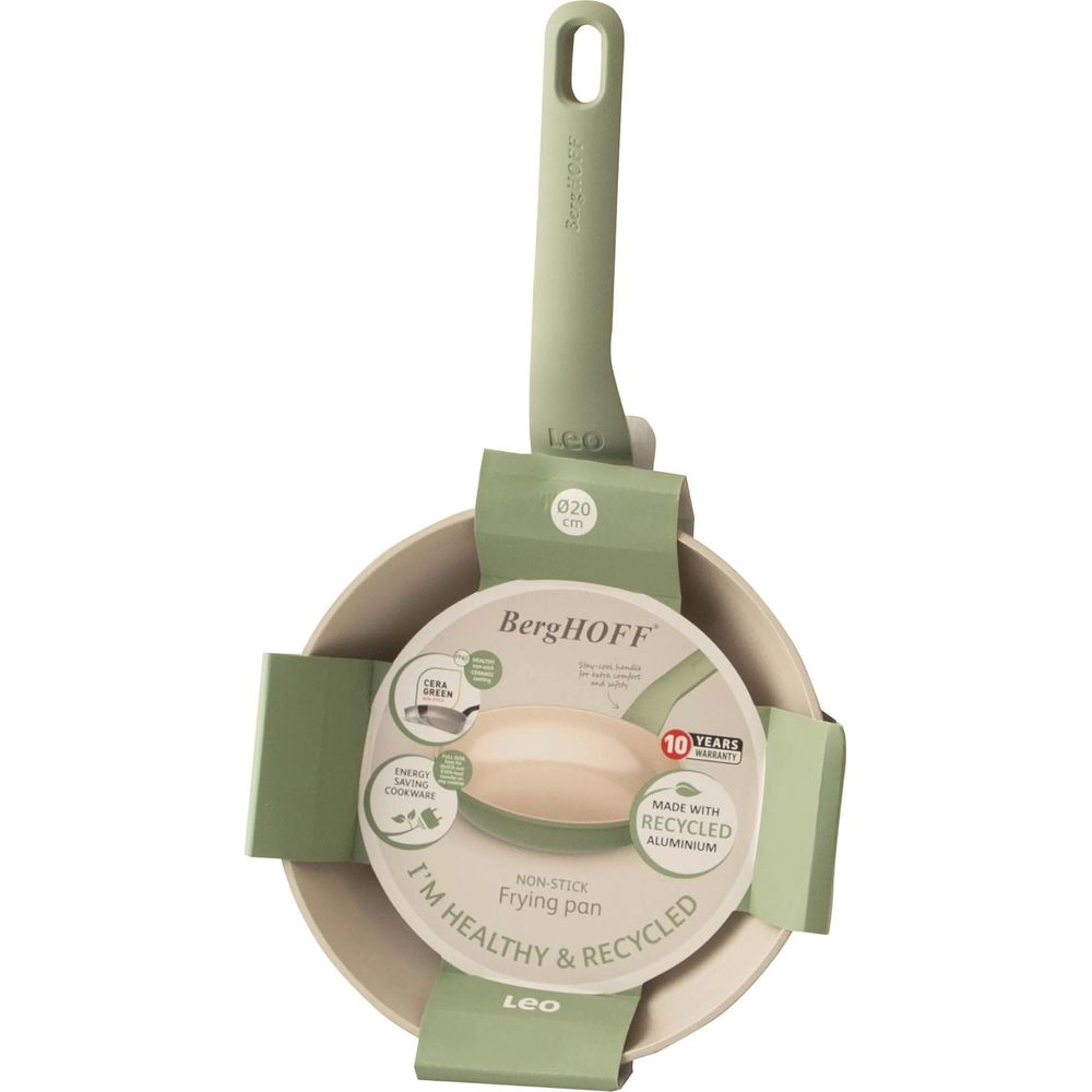 Een beige BergHOFF koekenpan met groen handvat, 20 cm.
