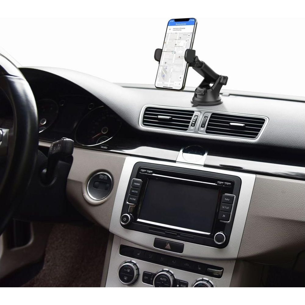 Ein Smartphone mit Navigations-App auf einer Halterung im Auto.