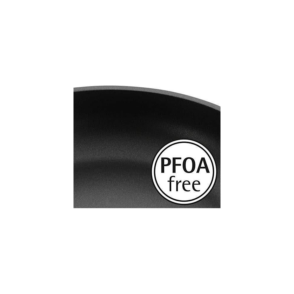 Una padella nera con un adesivo circolare che dice PFOA free.