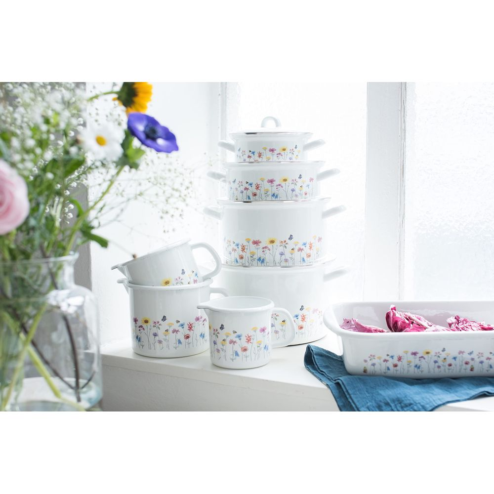 Ustensiles de cuisine blancs à motif floral, casseroles, tasses et plat.