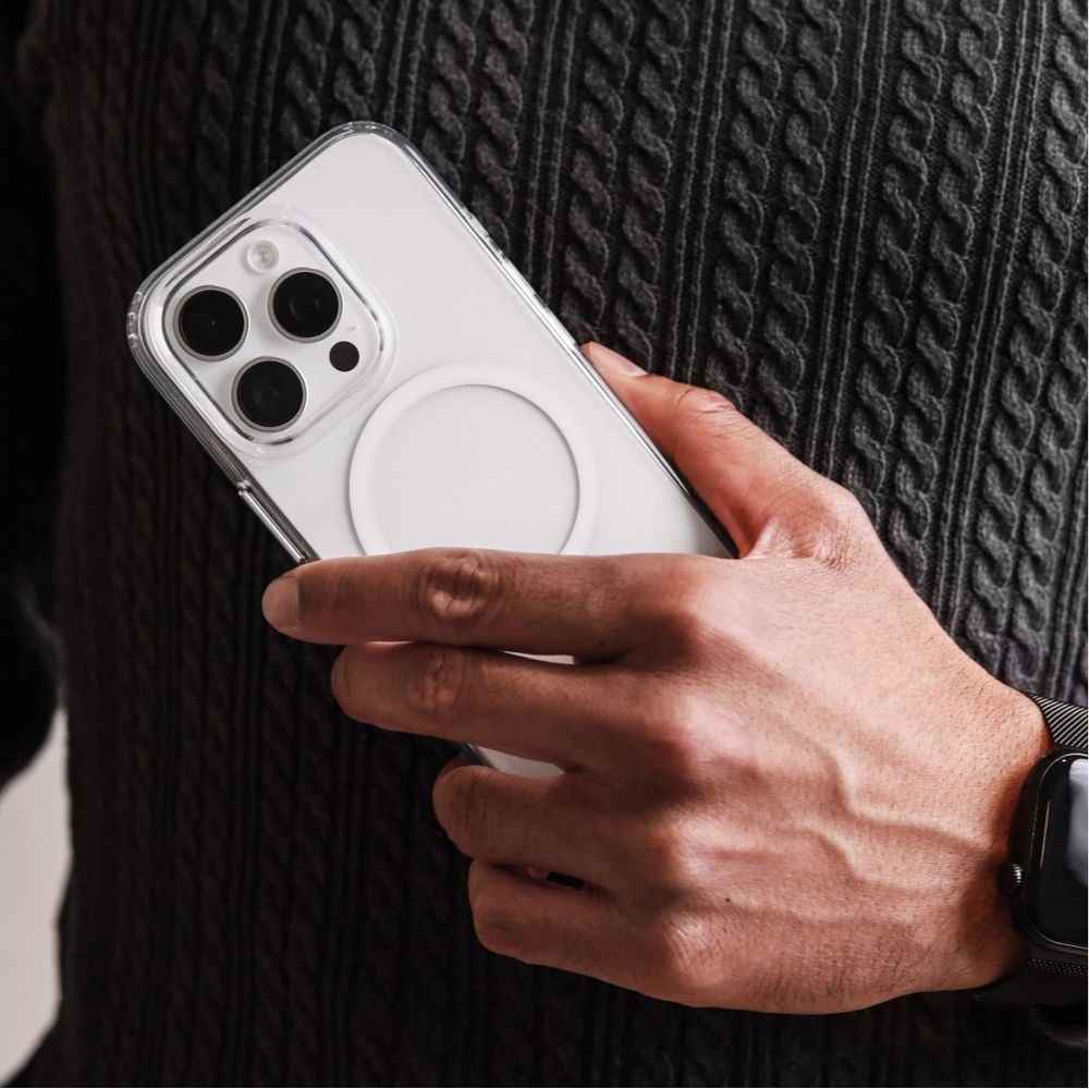 Eine Hand hält ein weißes Smartphone mit einem transparenten Gehäuse und Kameras.