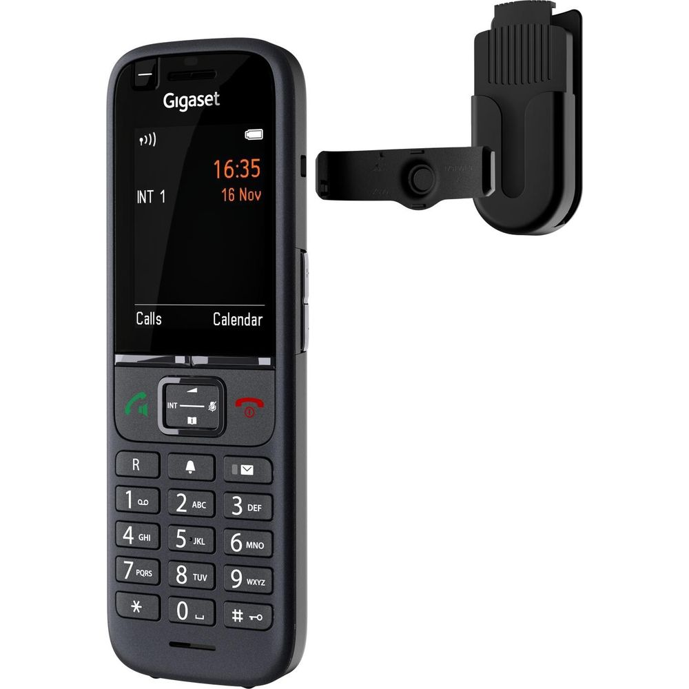 Un telefono cordless nero con base di ricarica e tastiera su sfondo bianco.