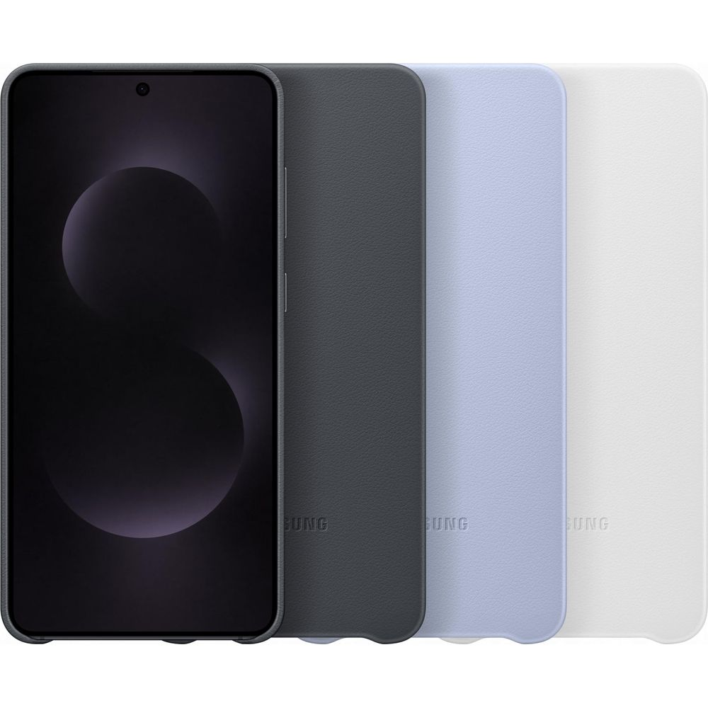Uno smartphone con schermo scuro è accanto a tre custodie grigie, blu e bianche.
