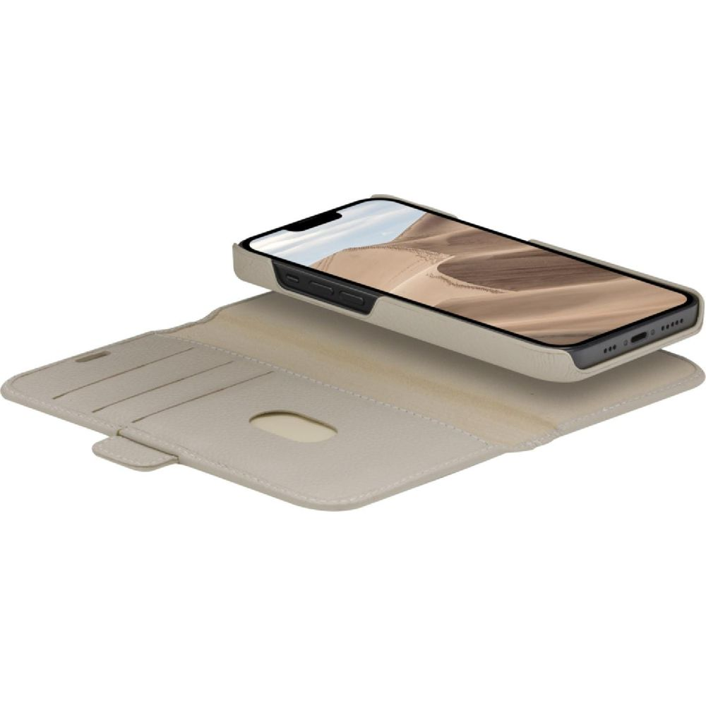 Una custodia a libro per telefono beige chiaro con uno smartphone aperto all'interno.