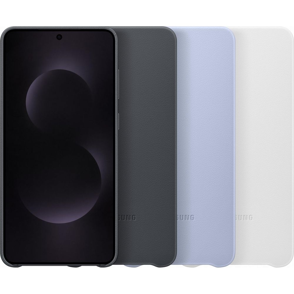 Ein Smartphone mit dunklem Bildschirm neben drei Handyhüllen in Grau, Lavendel und Weiß.