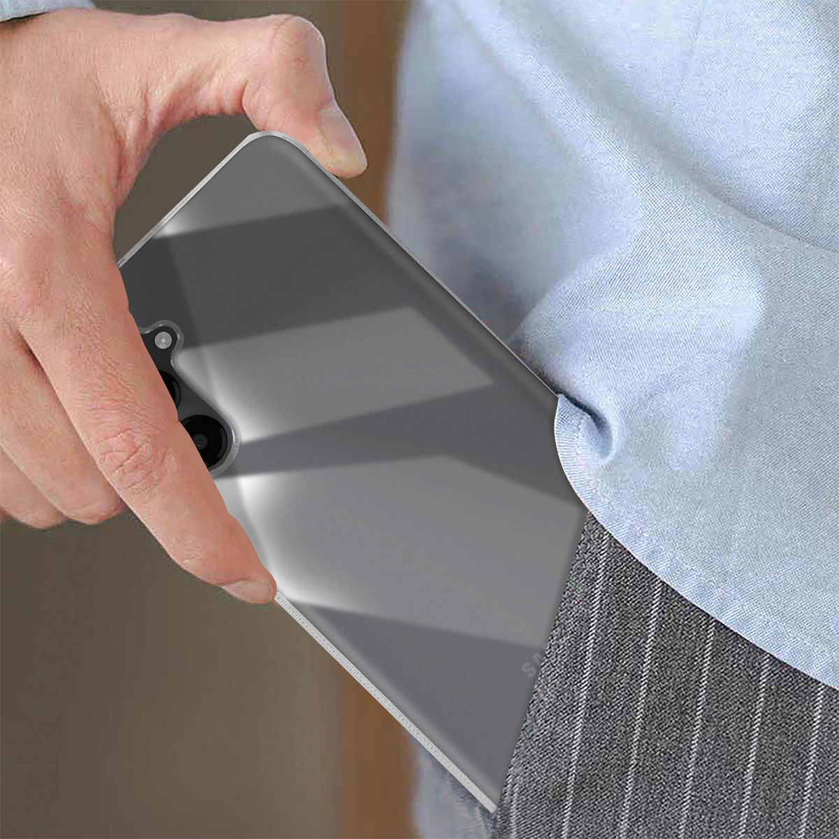 Una mano infila uno smartphone nei pantaloni grigi gessati.