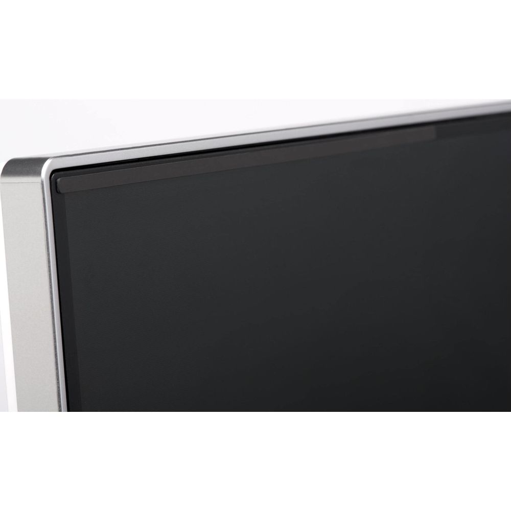 Primer plano de una pantalla negra moderna con marco plateado. La pantalla está oscura.
