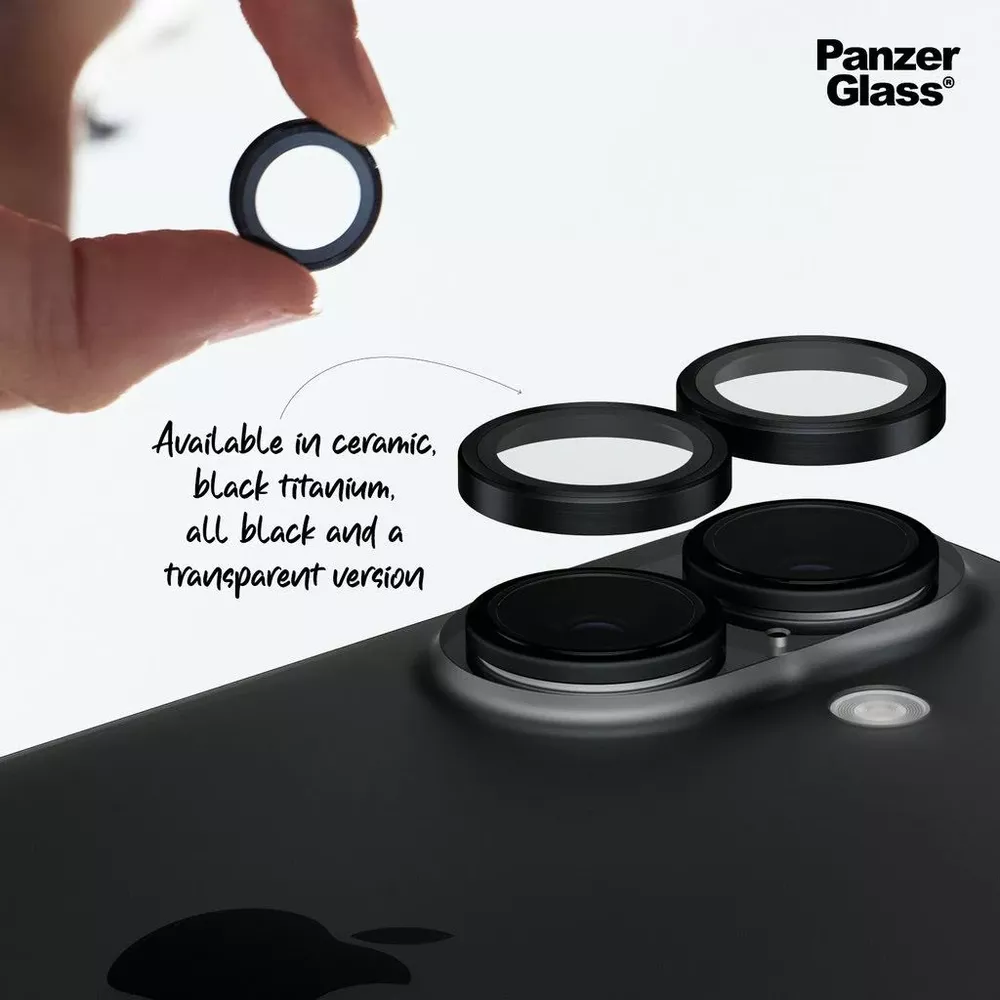 Une main tient un protecteur d'objectif de caméra noir sur un appareil photo de smartphone noir.