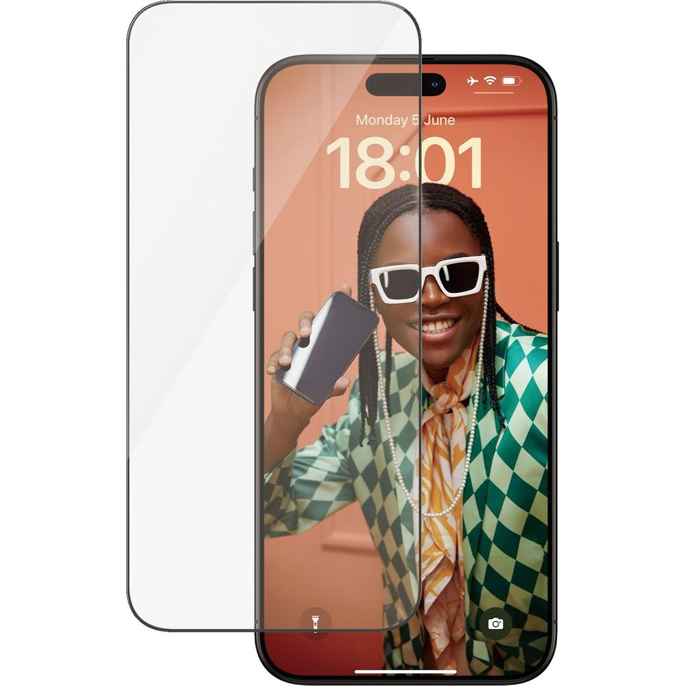Un smartphone montrant une personne portant des lunettes de soleil et des perles.