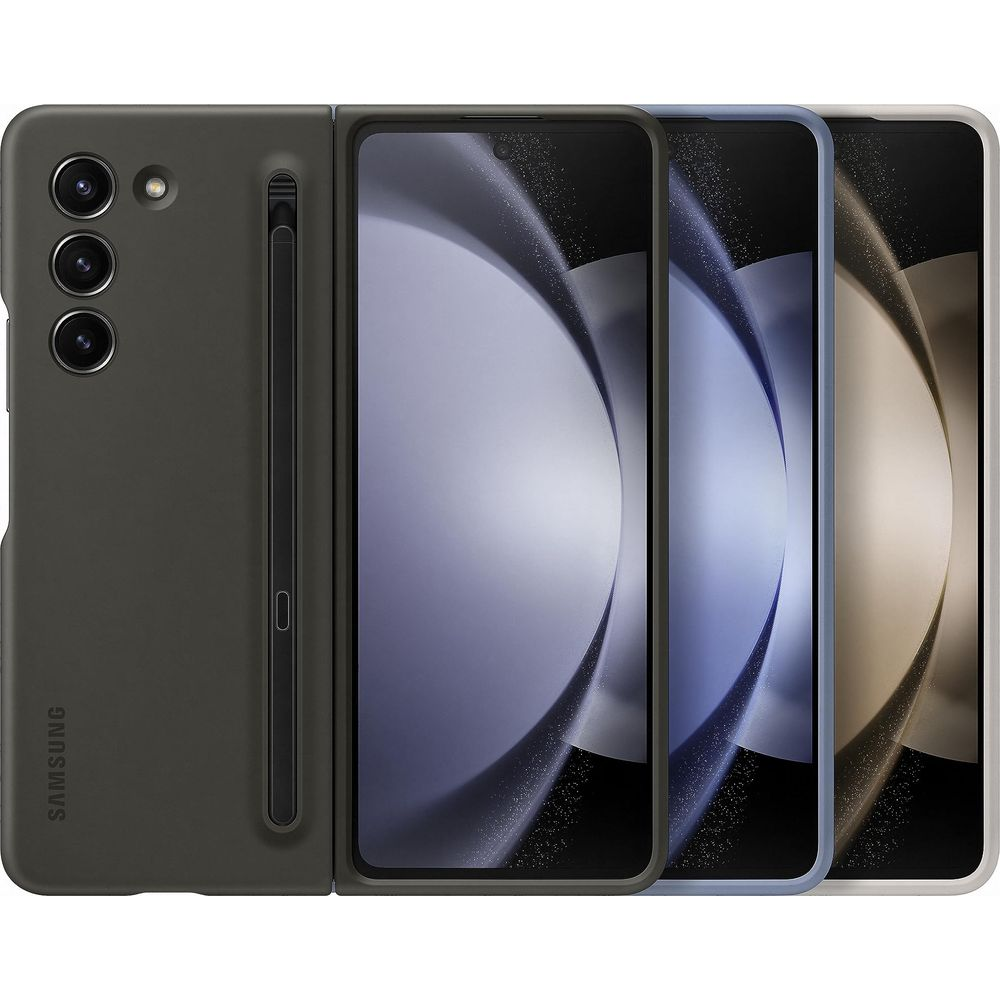 Tre smartphone uno accanto all'altro, uno con custodia grigia e stilo.