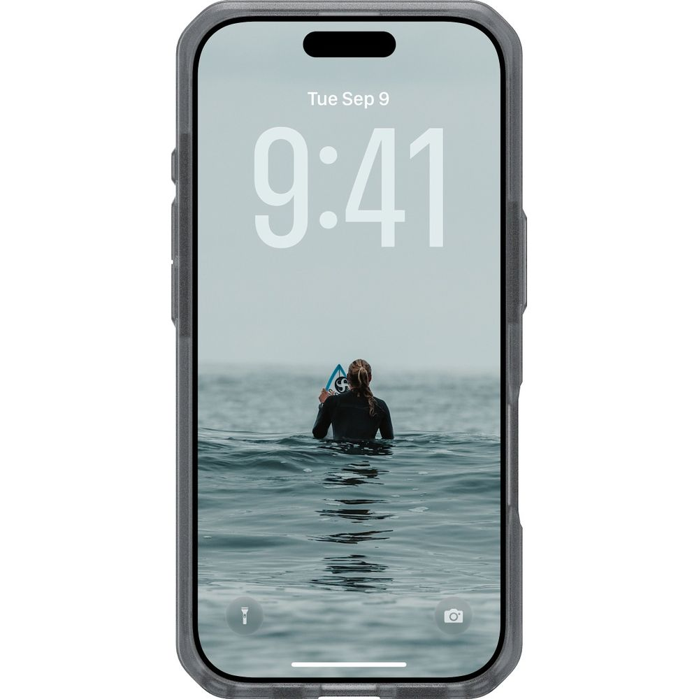 Kobieta w piance z deską surfingową stoi w wodzie.