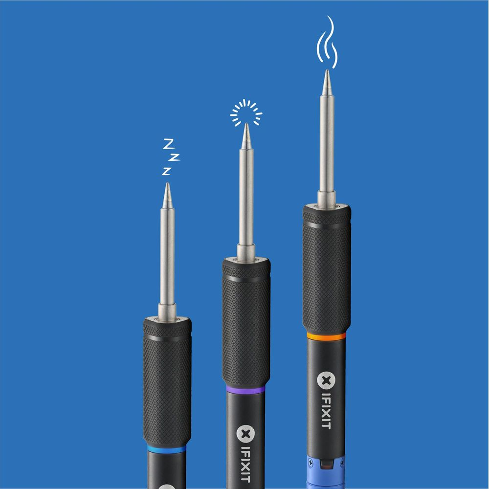 Trzy śrubokręty z czarnymi rękojeściami i metalowymi końcówkami. Jeden śpi.