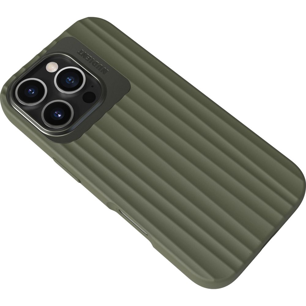 Coque de téléphone verte côtelée avec découpe triple caméra et nom.