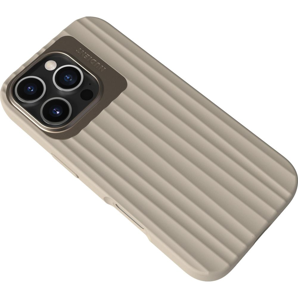 Coque de téléphone beige texturée avec découpe pour appareil photo.