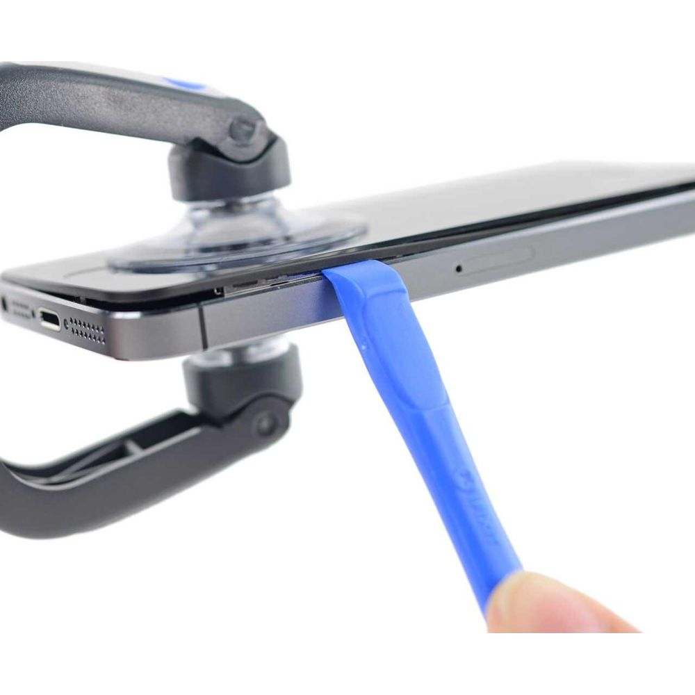 Smartfon jest otwierany za pomocą uchwytu z przyssawką i narzędzia spudger.