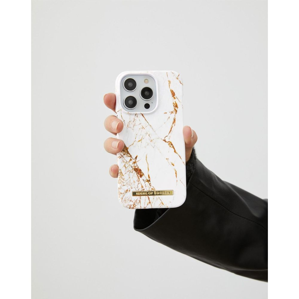 Eine Hand hält ein weißes Handycover mit Marmormuster und goldenen Adern.