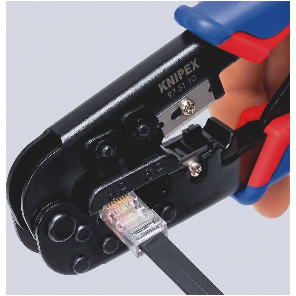 Un cable de red se inserta en una herramienta de crimpado negra con mangos azules y rojos.