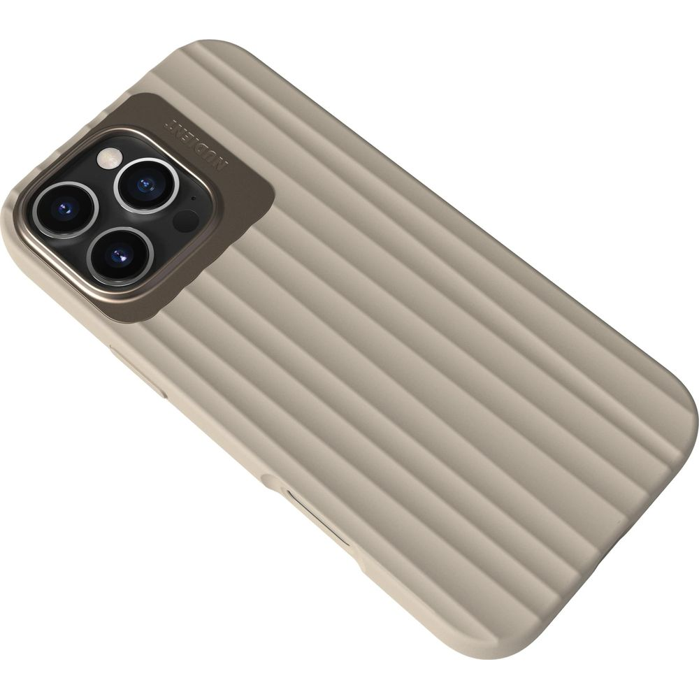 Coque beige pour iPhone avec dos côtelé et découpe caméra.