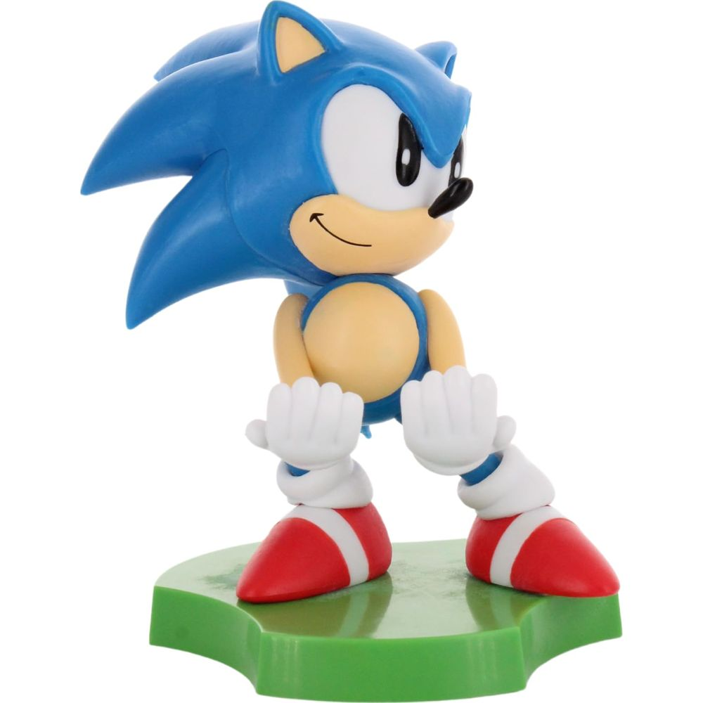 Una figurina blu di Sonic con pancia gialla e scarpe rosse su base verde.