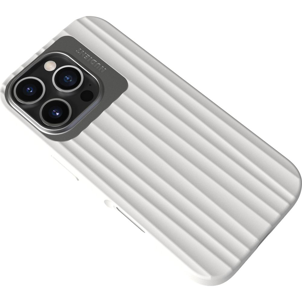 Une coque de téléphone blanche texturée de nervures avec une ouverture triple objectif.