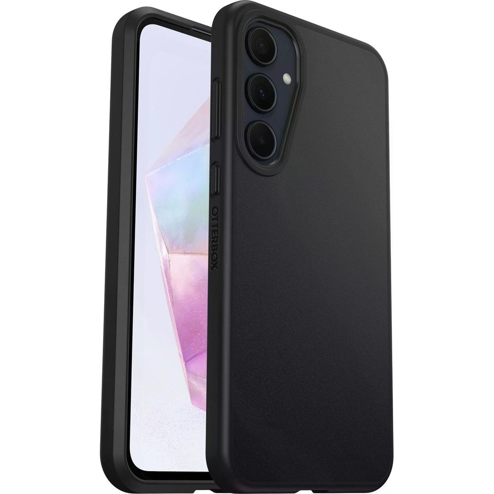 Zwarte telefoonhoes met camera-uitsparing en OTTERBOX-logo op witte achtergrond.