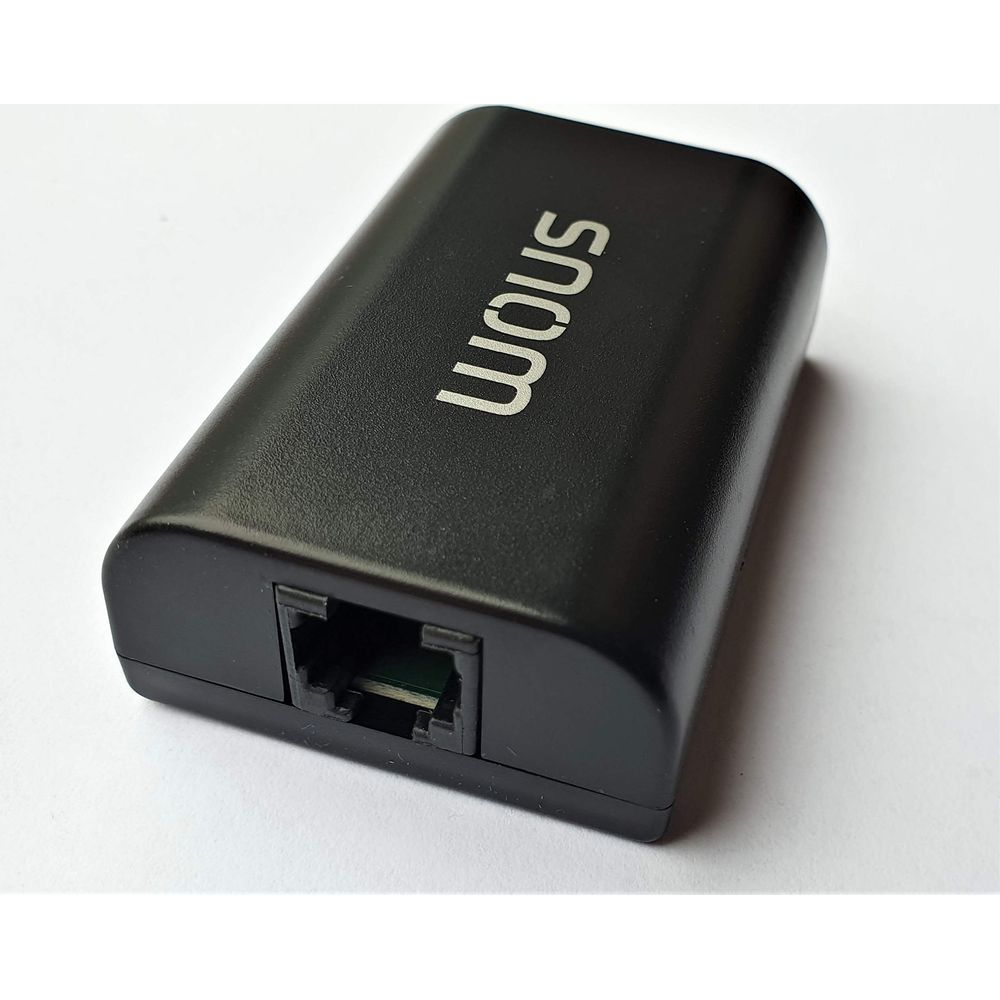 Schwarzer SNOM-Adapter mit einem Ethernet-Anschluss und silbernem Logo.